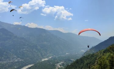 Paragliding in kullu packages