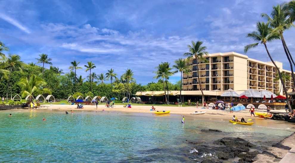 Kamakahonu Beach